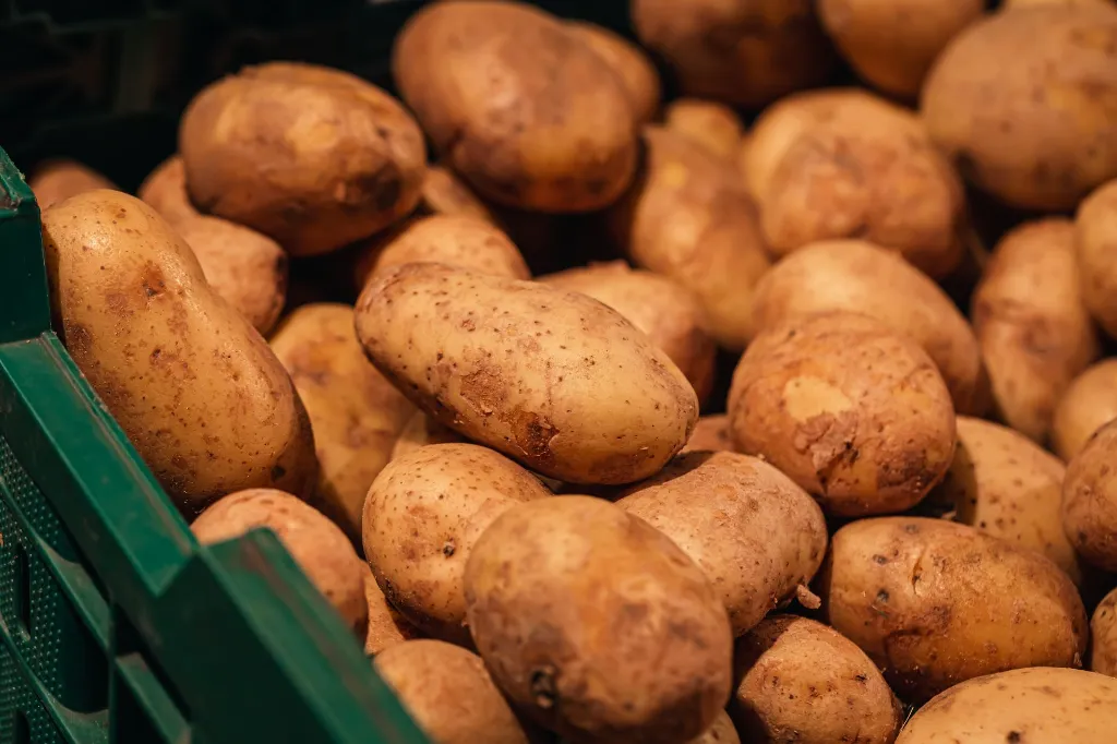 raw-dirty-potatoes-supermarket-closeup.webp